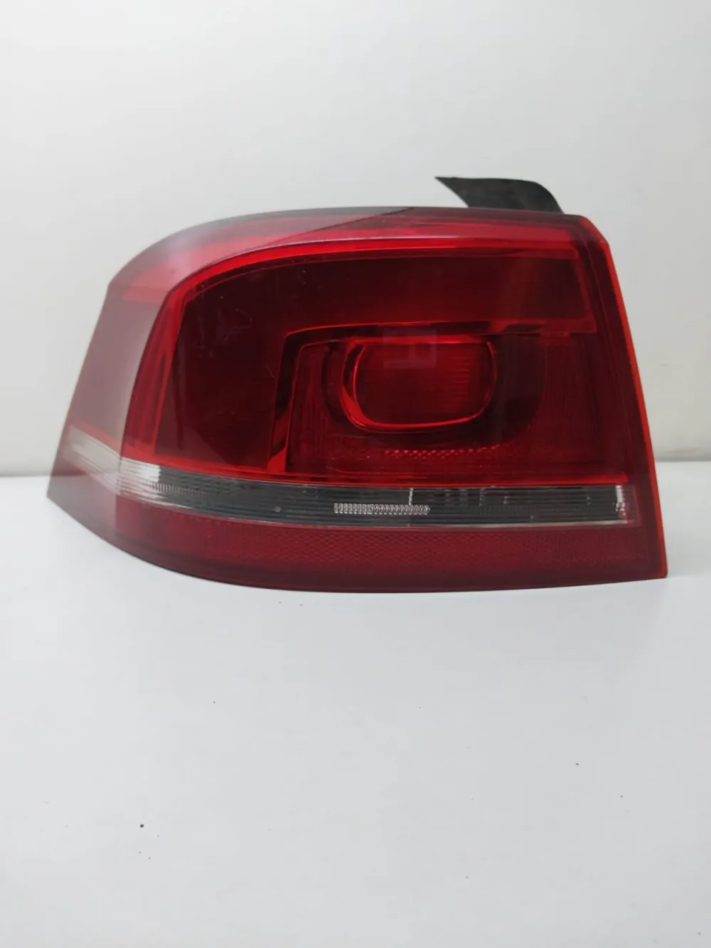 FARO TRASERO EXTERIOR VW PASSAT LADO IZQUIERDO 2011