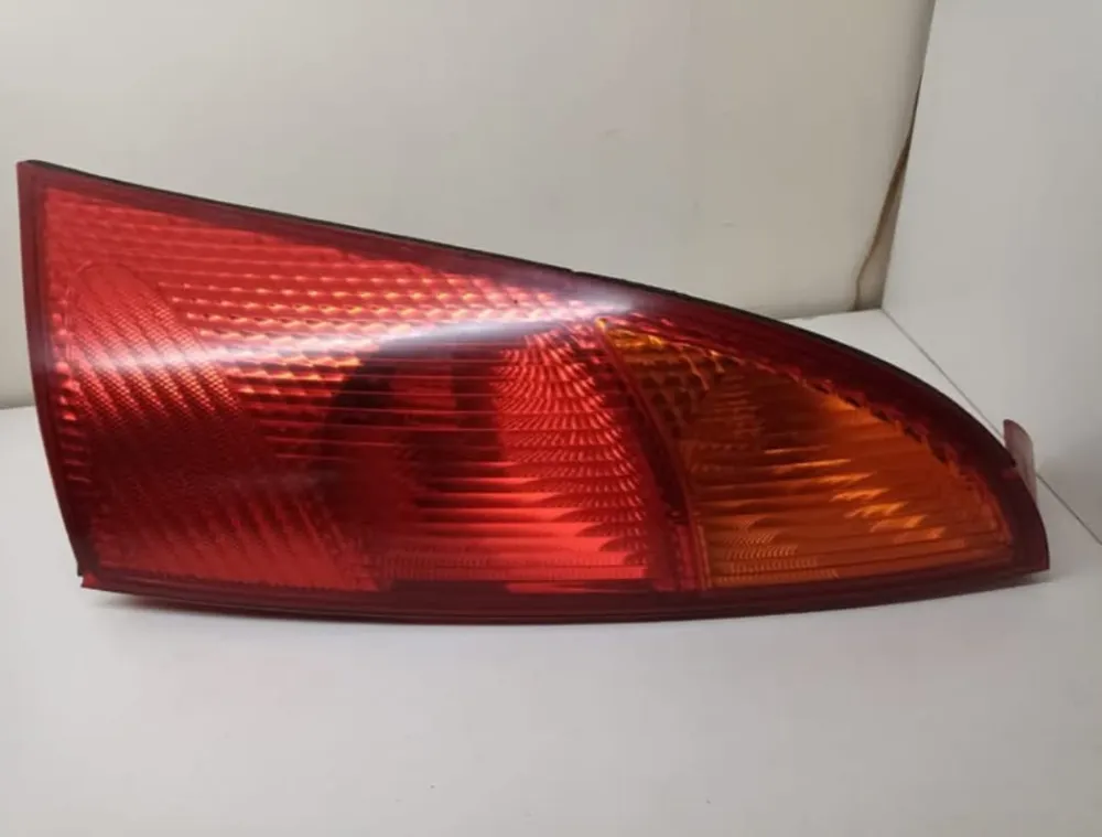 FARO TRASERO FORD FOCUS 5 P 1998 AL 2008 LADO DERCECHO