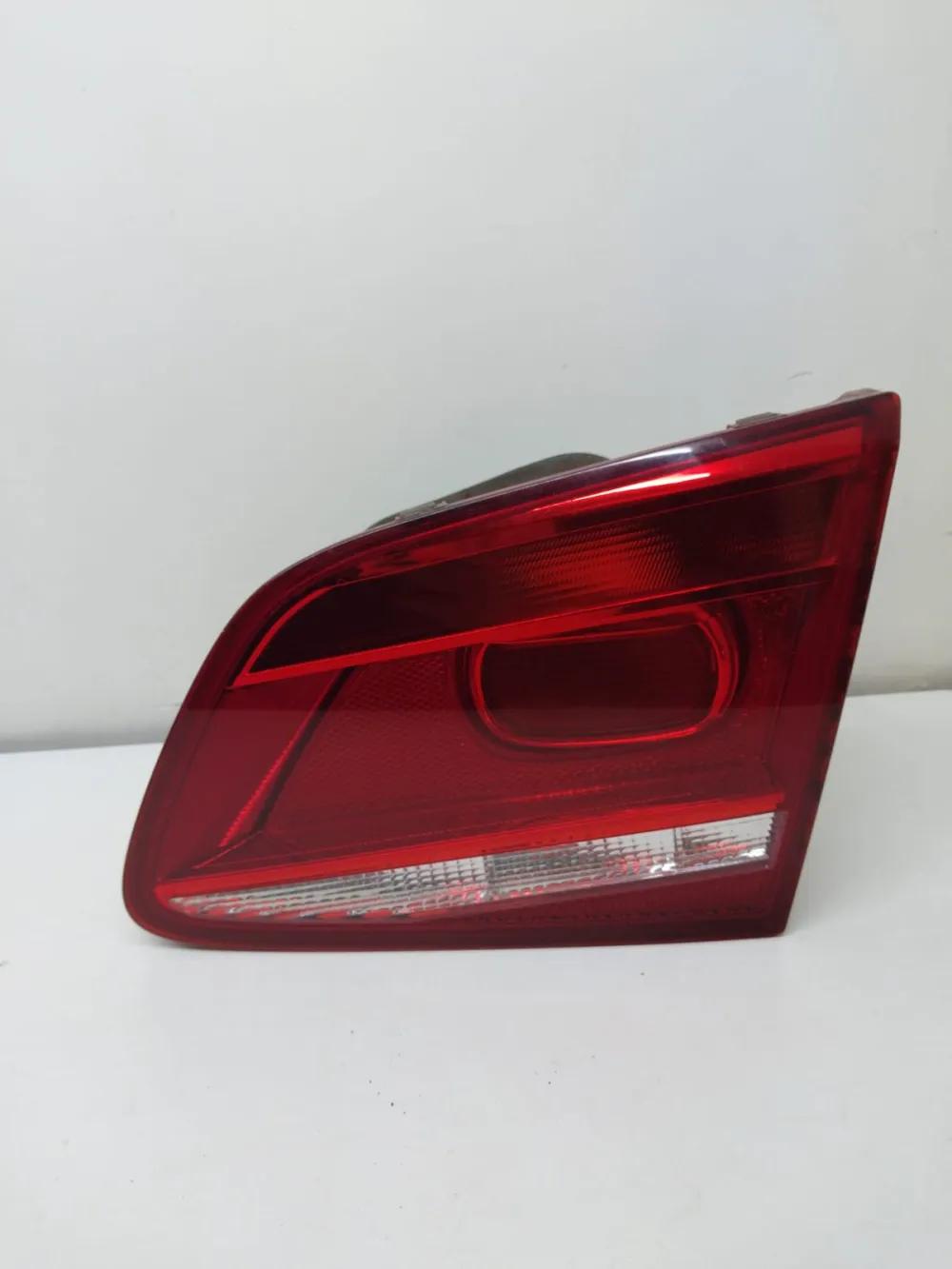 FARO TRASERO INTERIOR VW  PASSAT LADO IZQUIERDO 2012 AL 2015